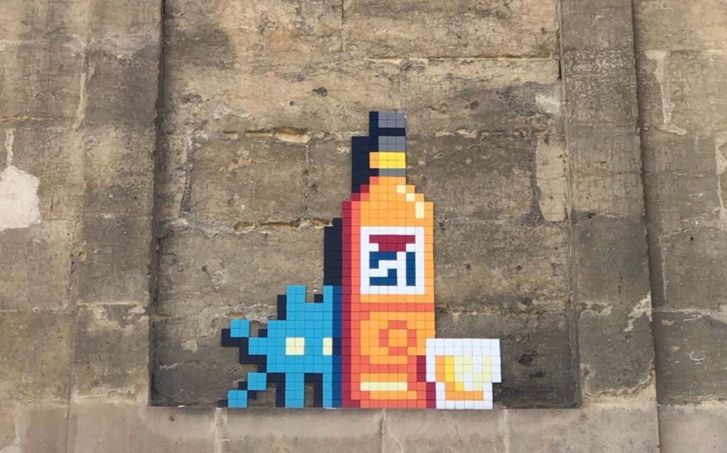 Street Art d'Invader, dans la série Space Invader à Marseille. Une mosaïque représentant une bouteille de pastis 51 avec un verre et  le célèbre monstre du jeu vidéo space invader invader qui se cache derrière la bouteille. 